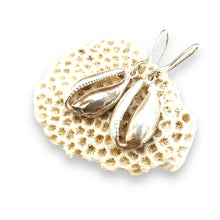 Load image into Gallery viewer, Cowrie earrings