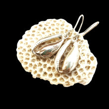 Load image into Gallery viewer, Cowrie earrings